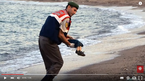 シリア難民の3歳の男の子が溺死してトルコの海岸に打ち上げられた写真