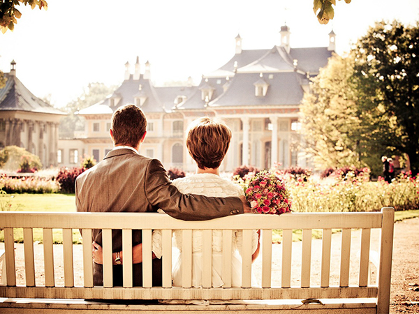 ベンチに座るカップル